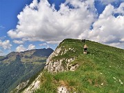 62 Salendo in vetta al Monte Vetro (2054 m)